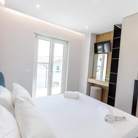 Luxury Seaside Escape - Aurum Apartmán