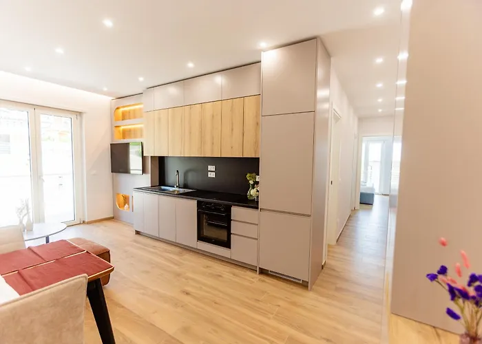 Luxury Seaside Escape - Aurum דירה