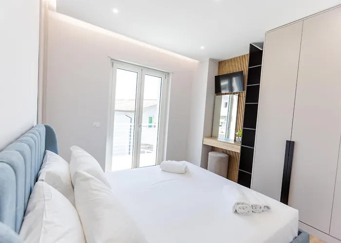 Luxury Seaside Escape - Aurum דירה