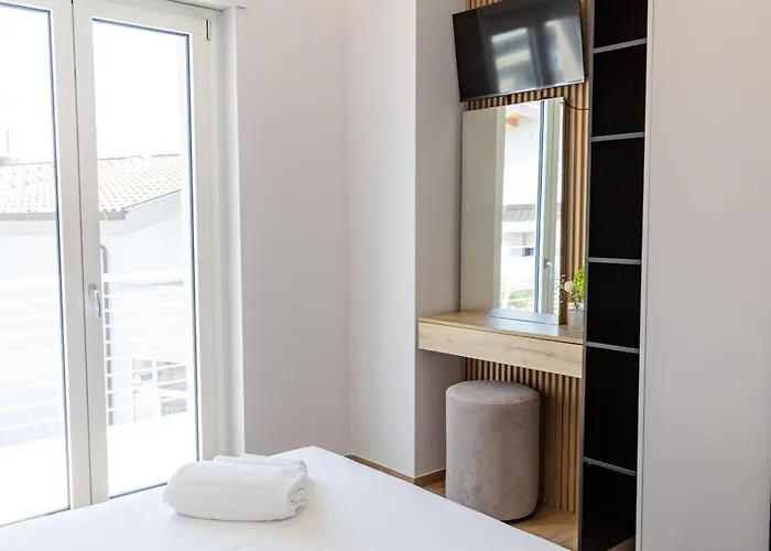 Luxury Seaside Escape - Aurum דירה