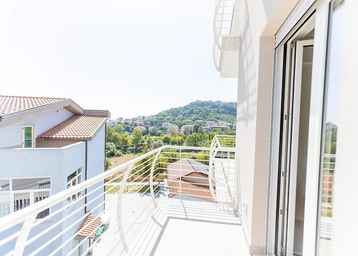 Luxury Seaside Escape - Aurum דירה